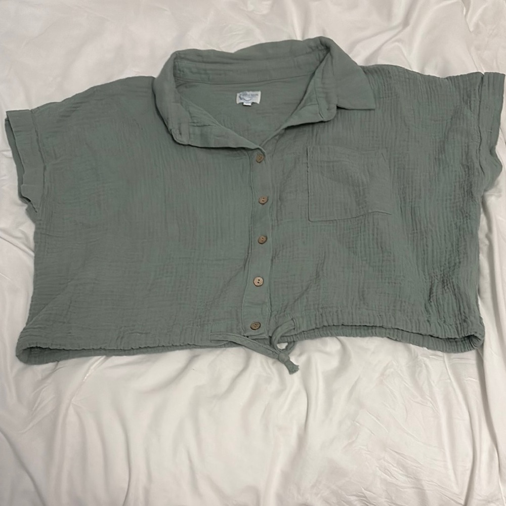 Francesca's Collections Sage Button-Up Crop Top